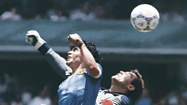 ማራዶና 'የእግዜር እጅ' ያላትን ግብ ሲያስቆጥር 