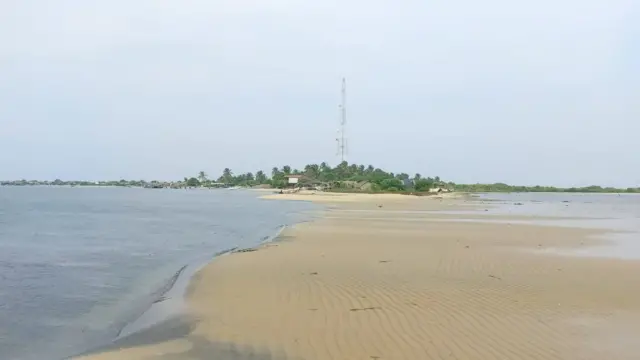 බත්තලංගුණ්ඩුව වයඹ දිග මුහුදු තීරයේ පිහිටි රමණිය දුපතකි .