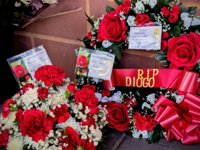 Karangan bunga duka cita untuk mendiang Diogo Jota diletakkan di luar Stadion Anfield, Kamis (03/07).