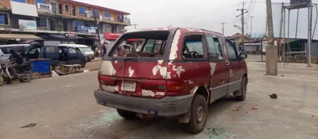 Awọn ọkọ alawọ pupa kan to bajẹ lasiko ikọlu naa, Gbogbo gilasi ọkọ naa ni wọn ti fọ tan.