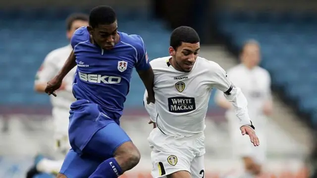 آرون لنون (راست) سال ۲۰۰۵ در ۱۸ سالگی لیدز را به مقصد تاتنهام ترک کرد