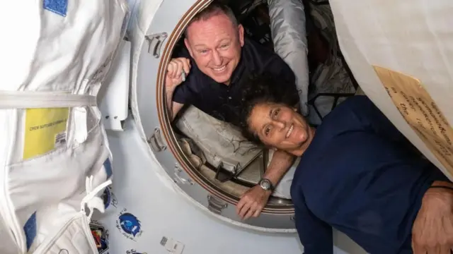 iki astronotun uzay aracının içindeki fotoğrafları