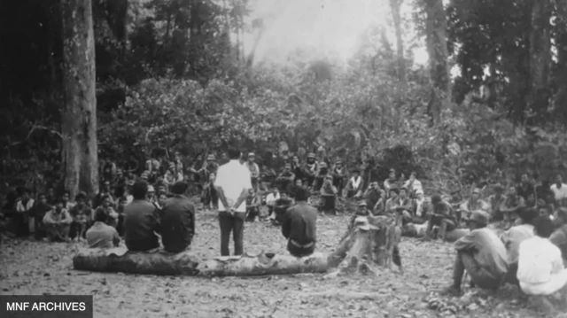 পার্বত্য চট্টগ্রামের গভীর জঙ্গলে গেরিলাদের উদ্দেশে ভাষণ দিচ্ছেন মিজো নেতা লালডেঙ্গা। ১৯৭০