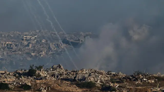 Дым в Газе после взрыва, вид с израильской стороны границы, 6 июля 2025 года.