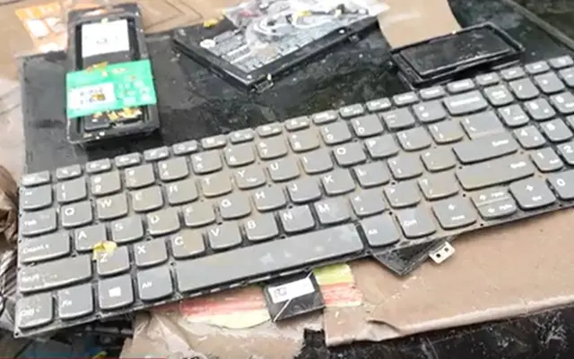 વડોદરામાં પૂરમાં કેટલાક લોકોની આખી દુકાન ડૂબીને બરબાદ થઈ ગઈ છે