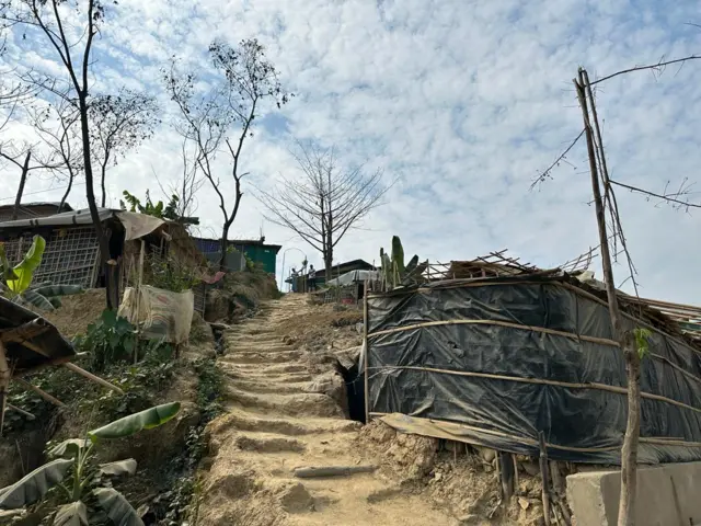 পাহাড়ি ছোট ছোট টিলায় রোহিঙ্গা বসতি তৈরি হয়েছে, যেখানে সার্বক্ষণিক নজরদারি করা আইনশৃঙ্খলা বাহিনীর জন্য চ্যালেঞ্জের 