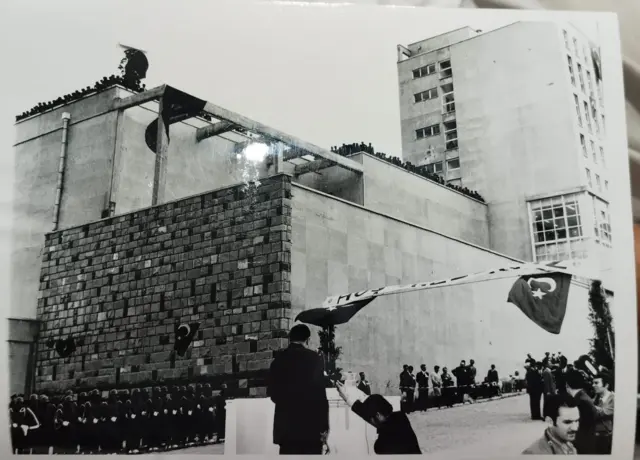 Fabrikanın 1972'deki açılış törenine ait fotoğrafta askerler ve fabrika binası görülüyor. 