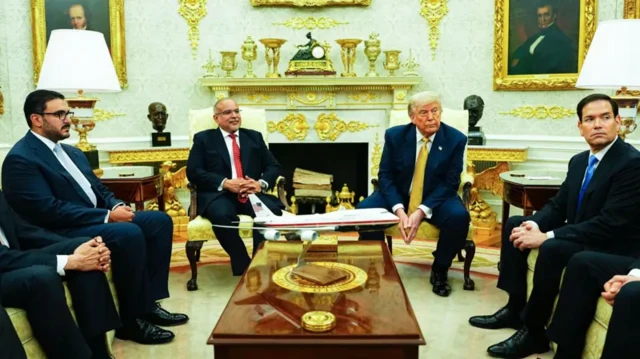 دونالد ترامپ و ولیعهد بحرین کنار هم نشسته‌اند، طرفین آنها وزرای خارجه دو کشور و همراهان