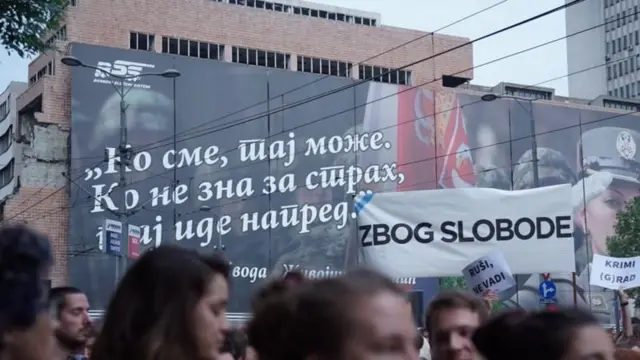 Mišićeva parola stoji na zgradi Generalštaba, porušenog u NATO bombradovanju, naspram Vlade Srbije u Beogradu - gde se često održavaju razni protesti