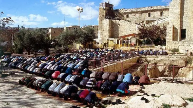 Masjid Ibrahim di Hebron dibangun di atas Makam Para Leluhur, yang sangat bernilai bagi orang Yahudi, Muslim, dan Kristen.