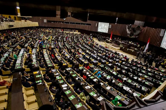 JAKARTA, INDONESIA - OCTOBER 1: A general view as members of Indonesia's parliament gather to be sworn in during their inauguration at the House of Representative Building on October 1, 2014 in Jakarta, Indonesia. The House of Representatives on Friday voted 226 to 135 to approve the bill, according to which governors, district chiefs and mayors would be elected by the local legislatures. (Photo by Oscar Siagian/Getty Images)