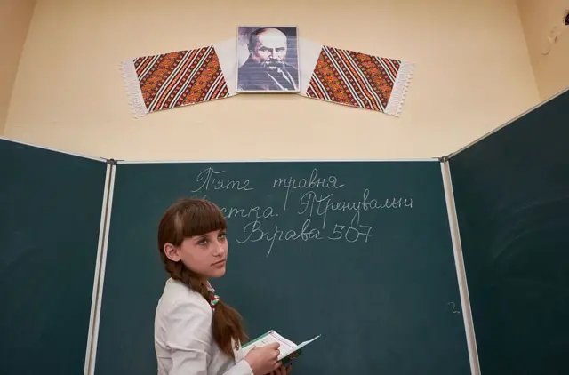 Trẻ em học tiếng Ukraine tại trung tâm thanh thiếu niên ở Odesa vào ngày 5/5/2015. Trên tường treo chân dung Taras Shevchenko.