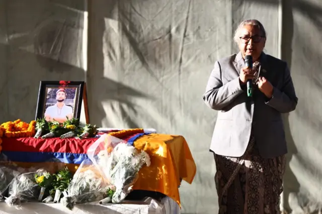 प्रधानमन्त्री सुशीला कार्कीले त्रिभुवन विमानस्थल पुगेर विपिन जोशीको शवपेटिकामाथि राष्ट्रिय झण्डा ओढाएकी थिइन्