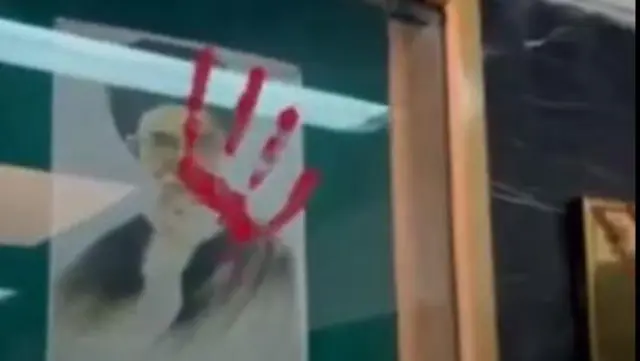 معترضان دردیوارنویسی، آثار هنری اعتراضی، تجمعات و فریادهای شبانه خود علیه آیت الله خامنه‌ای شعار می‌دهند