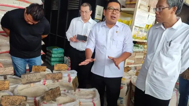 Kepala Badan Pangan Nasional, Arief Prasetyo Adi ketika berada di sebuah pasar.