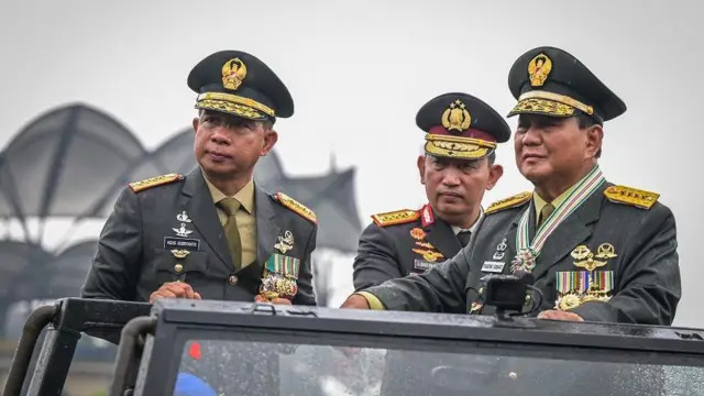 Menteri Pertahanan Prabowo Subianto (kanan) didampingi Panglima TNI Jenderal TNI Agus Subiyanto (kiri) dan Kapolri Jenderal Pol Listyo Sigit Prabowo (tengah) menggunakan mobil mengecek alutsista di Mabes TNI, Jakarta, Rabu (28/2/2024).