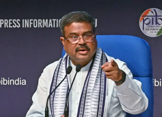 केंद्रीय शिक्षा मंत्री धर्मेंद्र प्रधान ने परीक्षाओं में 'पारदर्शिता से कोई समझौता न करने का' आश्वासन दिया.