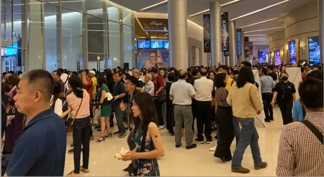 Khán giả xếp hàng vào xem show diễn giã từ sân khấu của MC Nguyễn Ngọc Ngạn ở Bangkok năm 2022