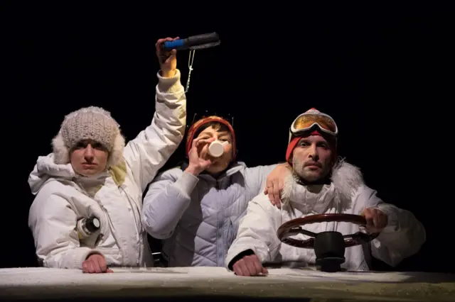 «یکشنبه» (Dimanche) اثر ژولی تنرت، سیکار دوریو و ساندرین هیرا