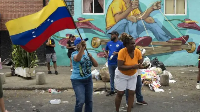 Personas manifestándose en el barrio de Petare. 