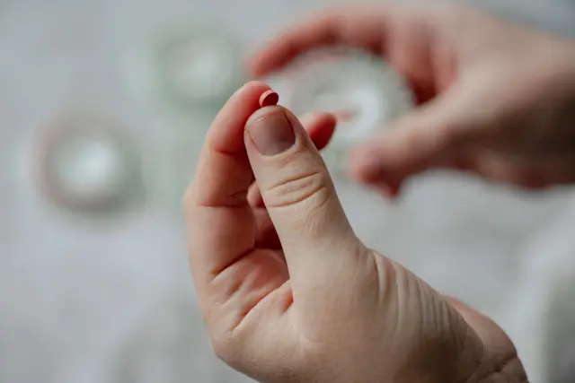 බෙහෙත් පෙත්තක් අතැතිව සිටින මිනිසෙක්
