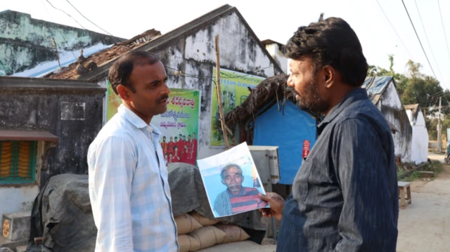 कोनेरू अप्पाराव यांच्याबद्दल चौकशी करताना बीबीसीचे प्रतिनिधी एल. श्रीनिवास