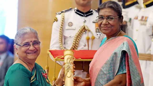 राष्ट्रपति द्रौपदी मुर्मू के साथ सुधा मूर्ति 