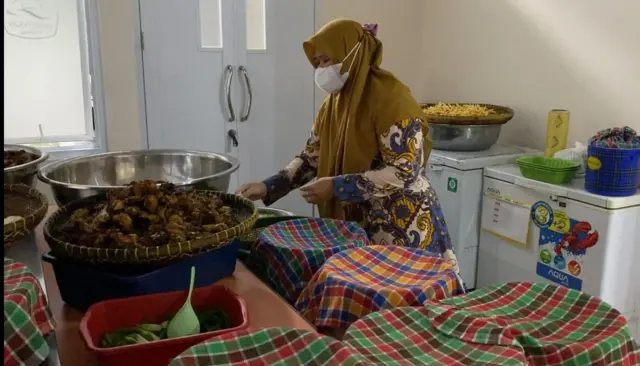 Yayasan Al Muttaqin memperkerjakan ahli gizi guna memastikan kualitas gizi peserta didiknya sekaligus memastikan keamanan makanan agar tidak terjadi kasus keracunan.