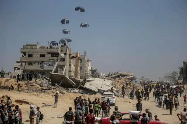 کمک‌هایی که با چتر نجات و از داخل هواپیما برای مردم غزه به پایین انداختند