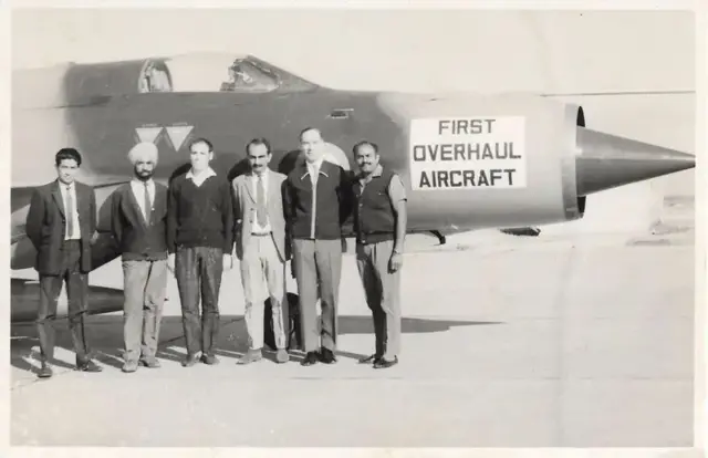 যুদ্ধবিমানের সামনে পাঁচ জন সহকর্মীদের সঙ্গে দাঁড়িয়ে আছেন মি. জয়াল