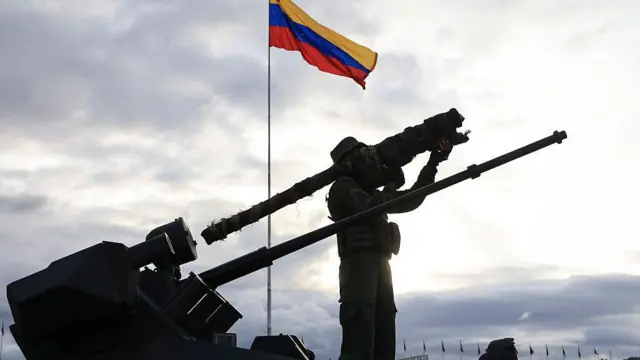 Un miembro de la Fuerza Armada Nacional Bolivariana (FANB) sostiene un lanzacohetes "Igla-S" durante una ceremonia militar.