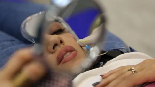 မျက်နှာပြုပြင်တဲ့ ဖေလ်လာထိုးနေတဲ့မြင်ကွင်း (ပုံဟောင်း)