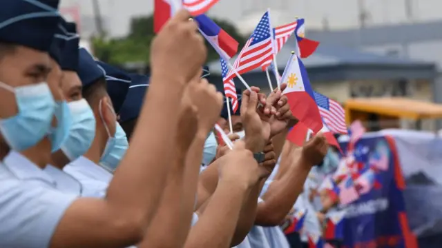 Ilustrasi bendera Filipina dan AS berkibar bersamaan. 