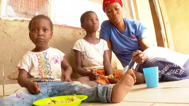 Tambudzai Mahachi nourrit ses deux jeunes enfants - août 2024