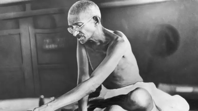  महात्मा गांधींनी अस्पृश्यतेविरोधातला लढा कॉंग्रेसचा कार्यक्रम बनवला.