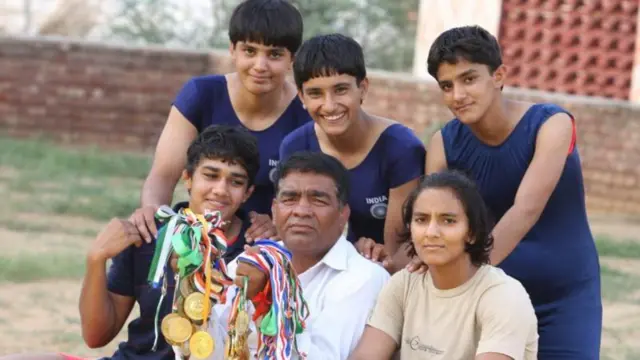 महावीर फोगाट के साथ फोगाट बहनें 