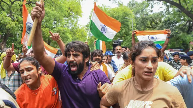 प्रदर्शन करते पहलवान