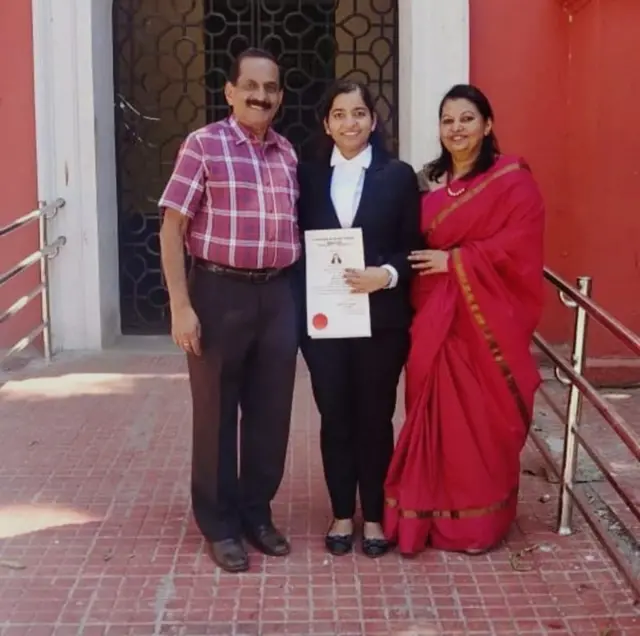 સારાહનાં માતા-પિતા સાથેની તસવીર 