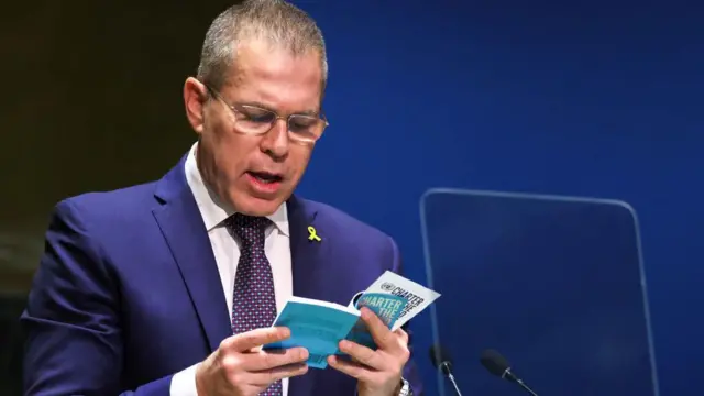 নিজের বক্তব্যে জাতিসংঘের সনদ ছিঁড়ে ফেলেন ইসরায়েলি দূত গিলাদ এরদান 