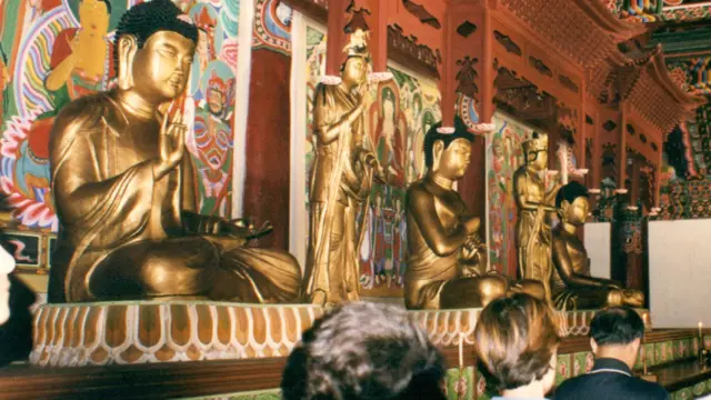 උතුරු කොරියාවේ ම්යෝහ්යැං කඳු වැටියේ පිහිටා ඇති බෝයොන්සා විහාරස්ථානය ඇතුළත දර්ශනයක්