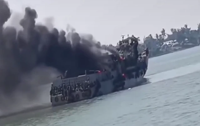 အေအေ ပစ်ခတ်လို့ မီးလောင်သွားတဲ့ စစ်သင်္ဘောဆိုပြီး လူမှုကွန်ရက်မှာ ရုပ်သံတွေ ပျံ့နှံ့နေပါတယ် 