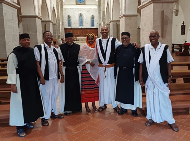 ብ2024 ኣብ ላቲና (ኢጣልያ) ዝተላዕለ፡ ዘካርያስ ምስ ለተ (ኣብ ማእከል)፡ ምስኦም ከኣ ካብ ጸጋም - ኣባ ፍስሃየ፡ ኣባ ብርሃነ፡ ኣባ ኣሮን (ካብ ገዳም ስታውያን)