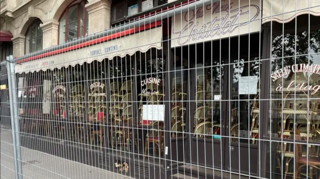 パリの歩道に設けられたフェンス