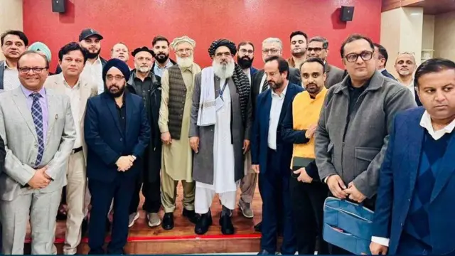 مولوي جلالي سره ګڼ کسان ولاړ دي چې وايي، هندي پانګوال دي او یو شمېر افغانان یې هم تر څنګ برېښي. 