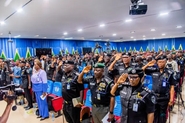 Awọn lọgalọga lẹnu iṣẹ ọlọpaa lorilẹede Naijiria n bẹri nibi ayyẹ kan