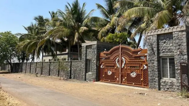 स्थानीय लोगों के अनुसार 16 एकड़ में बने फ़ार्महाउस के निर्माण में लगभग 18 करोड़ रुपये खर्च हुए हैं 