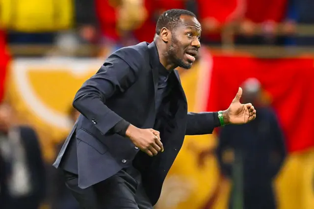Pape Thiaw donne des consignes lors de la finale de la CAN 2025 entre le Sénégal et le Maroc. 