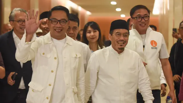 Pasangan calon Gubernur dan calon Wakil Gubernur Jakarta nomor urut 1 Ridwan Kamil (kiri) dan Suswono (kanan) menyapa wartawan sebelum memberi keterangan menanggapi hasil hitung cepat Pilkada Jakarta di Posko Tim Pemenangan, Hotel Sultan, Jakarta, Rabu (27/11/2024). 