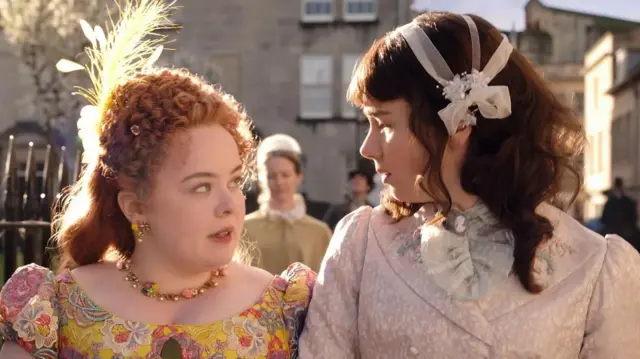 Девојке у костимима