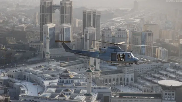 یک هلیکوپتر بر فراز مکه